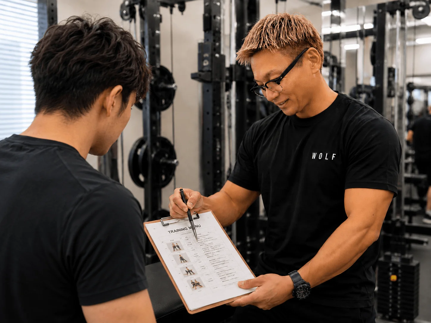 食事の内容についてアドバイスするトレーナー